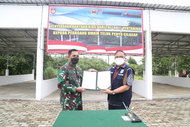 Bantu Kesulitan Masyarakat, Danrem 071/Wijayakusuma Menyerahkan Kios TNI AD