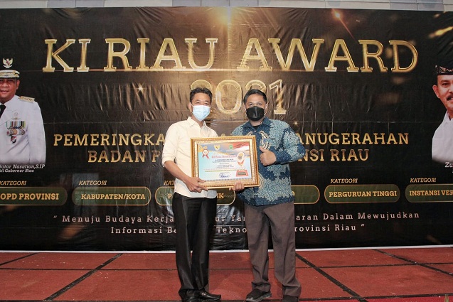 Bupati Rohil Hadiri Acara Penerimaan Penghargaan Pemeringkatan dan Penganugerahan Badan Publik
