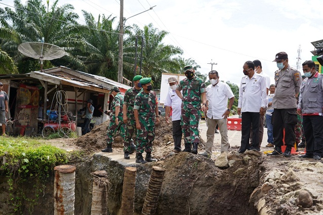 Danrem 022/PT Meninjau Jalan Longsor di Jalan Lintas Panombean Panei Kab Simalungun