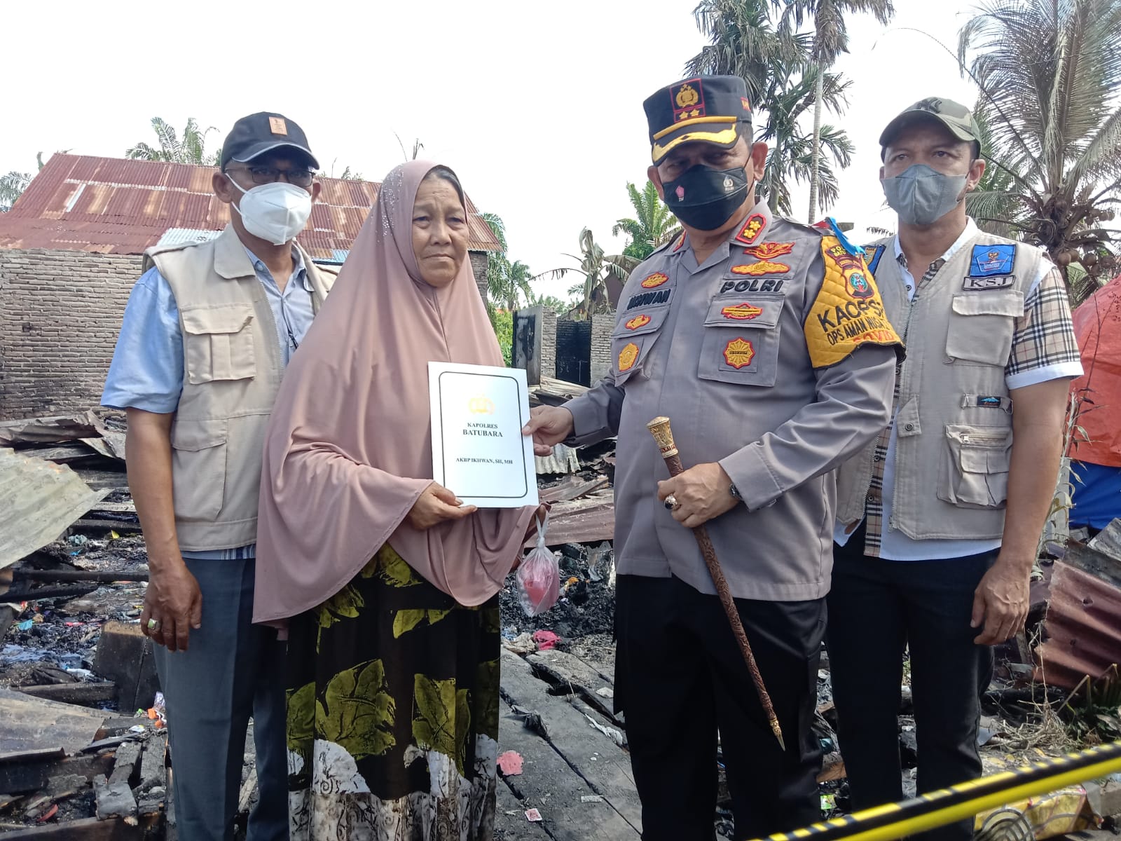 Kapolres Batubara Membantu Korban Kebakaran di Kecamatan Tanjung Tiram