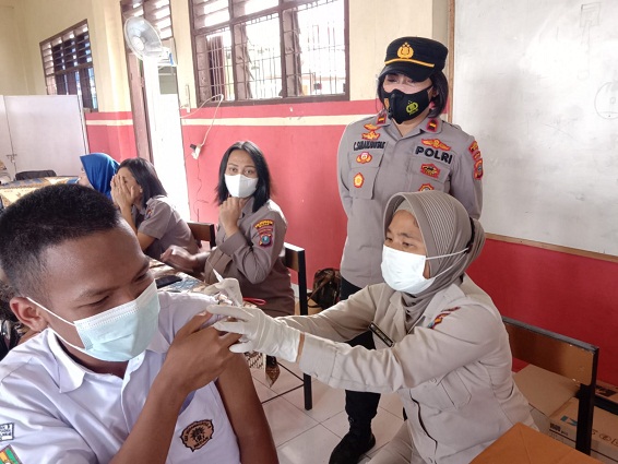 Kapolsek Medan Tuntungan Tinjau Vaksinasin Tahap II di SMK Muhammadiyah 9