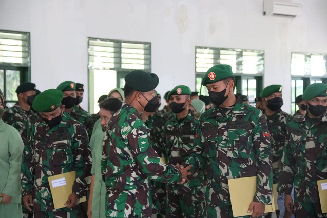 Komandan Batalyon Infanteri Raider 100/PS Pimpin Upacara Pelepasan 14 Prajurit Pindah Satuan