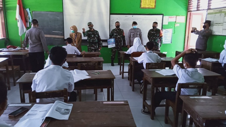 Pastikan Prokes, Koramil 12 Simo Menyambangi SMP 1 Simo