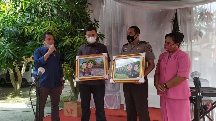 Perpisahan Kapolsek Medan Helvetia, Kompol Pardamean Hutahaean Terharu Dapat Karikatur dari BMMC