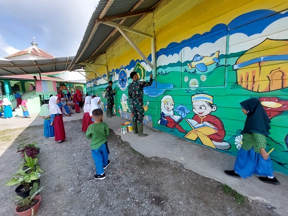 Pos Koki SSK II Piru Bantu Siswa/i TK Buatkan Mural di Sekolahnya