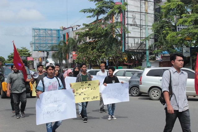 Puluhan Mahasiwa Gelar Aksi di Kantor DPRK Kota Lhokseumawe