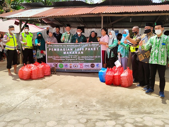 Sat Lantas Polres Sergai Bersama Sekolah Swasta Al Wasliyah 12 Sei Rampah Bantu 1000 Nasi Kotak