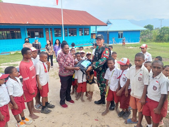 Satgas Yonif 751/VJS Membagikan Tas Sekolah & Alat Tulis