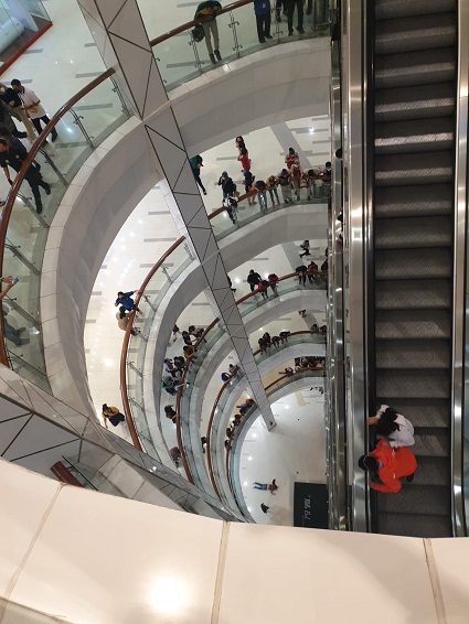 Seorang Pria Lompat, Kepalanya Pecah di Mall Centre Point Medan, Bikin Heboh!!