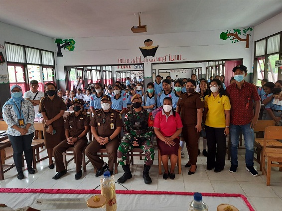 Sosialisasi Bullying Satgas Yonarhanud 11/WBY Bersama Kepala Kejaksaan Negri Saparua
