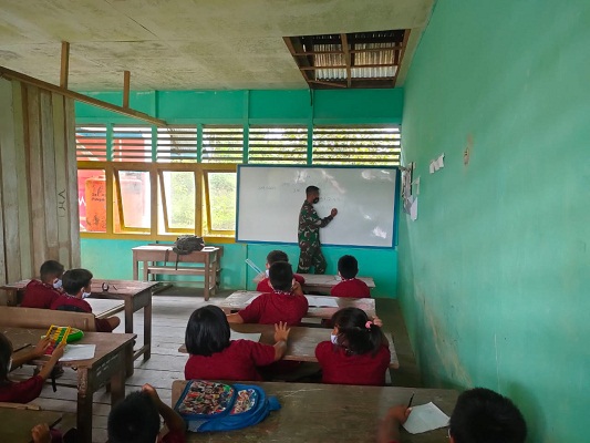 Cerdaskan Anak Bangsa Anggota Satgas Yonif 144/JY Gadik Bahasa Indonesia