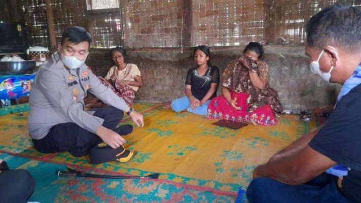 Kapolda Sumut Berikan Tali Asih kepada Keluarga Almarhum Darwin Sitepu