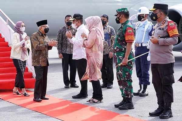 Kapolda Sumut Menyambut Kedatangan Wapres RI di Bandara Silangit