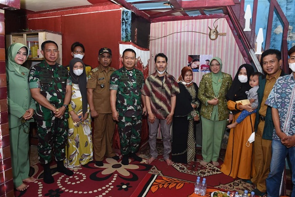 Kasad Kunjungi dan Memberikan Santunan kepada Keluarga Korban Kecelakaan Nagreg
