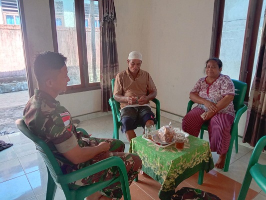 Satgas Kodim Maluku Batalyon Arhanud 11/WBY, Laksanakan Pelayanan Pengobatan Langsung ke Rumah Warga