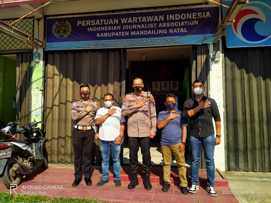 Kapolres Madina Menyampaikan Pesan Kamtibmas Saat Sambangi Kantor PWI Madina