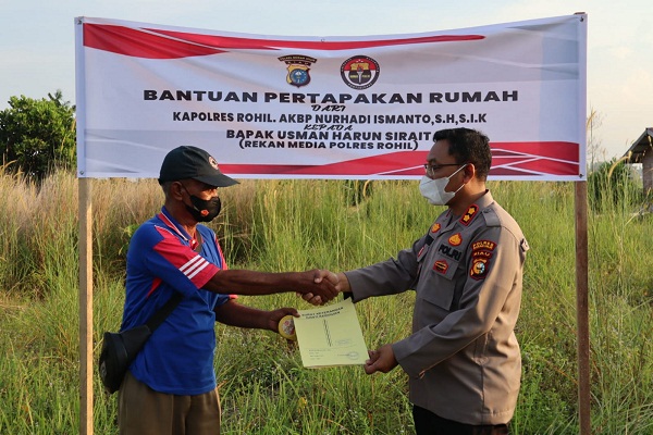 Kapolres Rokan Hilir Didampingi Kasi Humas Serahkan Bantuan Sebidang Tanah Lahan Perumahan