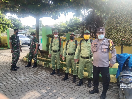 Polsek Medan Tuntungan Berkolaborasi dengan Babinsa Lakukan Sosialisasi Cegah Aksi Curanmor dan Varian Omicron