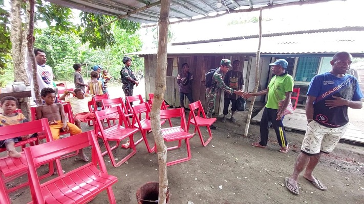 Satgas Yonif 126/KC Memberikan Santunan dan Sembako kepada Warga Masyarakat