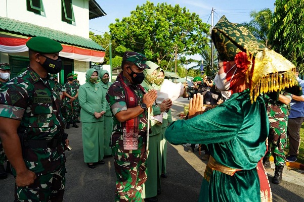 Seni Bagi Waktu Antara Tugas dan Cinta Keluarga, Kunker Pangdam I/BB ke Yonif 133/ Yudha Sakti