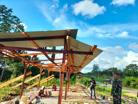 Tingkatkan Perekomian Masyarakat, Satgas Yonif 126/KC dengan Warga Membangun Pasar Tradisional