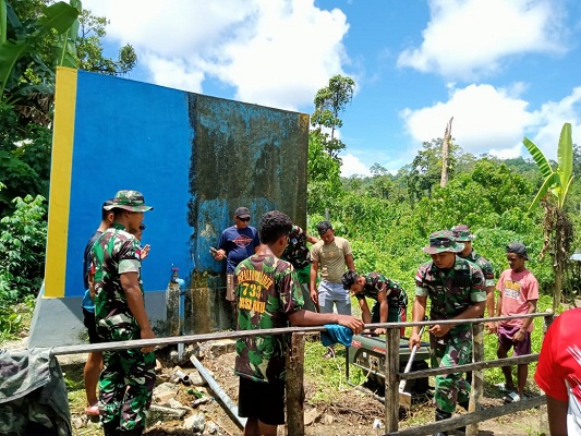 Anggota Satgas Kodim Maluku Yonarhanud 11/WBY Laksanakan Kegiatan Karya Bakti di Dusun Mausuane