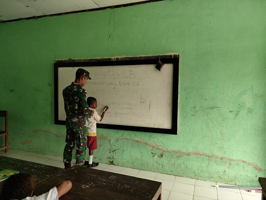Anggota Satgas Pamtas Yonif 126/KC Memberikan Materi Wawasan Kebangsaan Bagi Siswa-Siswi