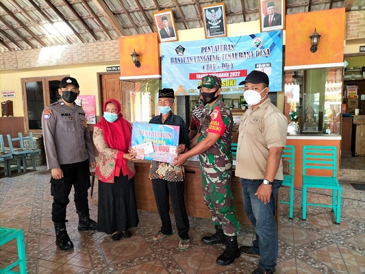 Babinsa Koramil Tipe B 0808/08 Udanawu Mendampingi Penyaluran BLT DD bagi Warga