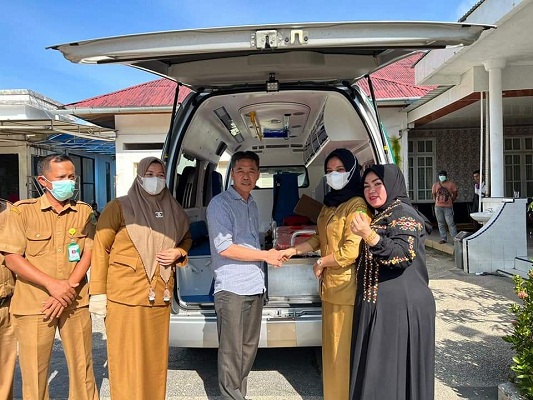 Bupati Rohil Menyerahkan 1 Unit Ambulance untuk Puskesmas Sedinginan