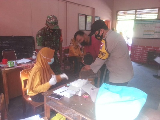 Dampingi Vaksinasi Anak, Babinsa Gandusari Memberikan Rasa Aman dan Nyaman