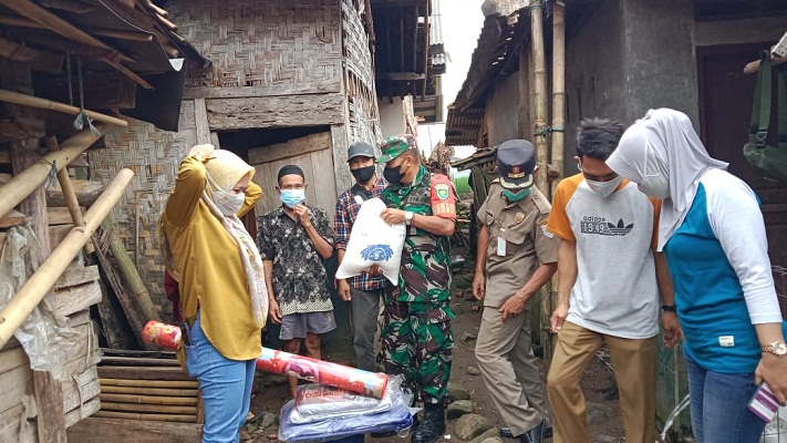Dandim 0601/Pandeglang Melalui Danramil Memberikan Bantuan bagi Warga yang Terkena Bencana Alam