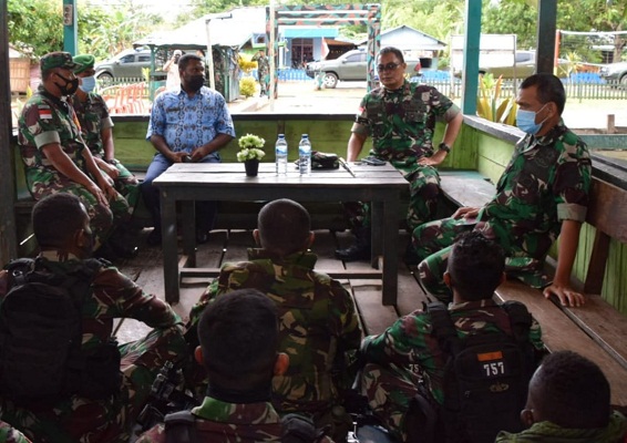 Danrem 174 Merauke Meninjau Prajurit Satgas Pamtas RI-PNG Yonif 757/Ghupta Vira