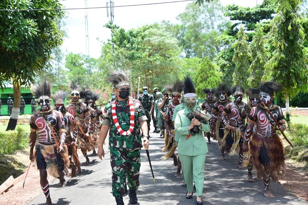 Danrem Merauke Memberi Pengarahan kepada Prajurit Satuan Jajaran Korem 174/ATW dan Satgas