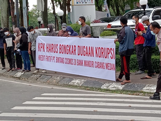 Demo Bank Mandiri Cabang Medan: Minta KPK Tangkap 16 Orang Terlapor