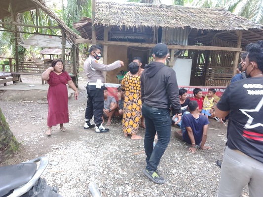 Gerebek Kampung Narkoba, 10 Orang dan 9 Alat Mesin Judi Diboyong ke Mapolres Langkat