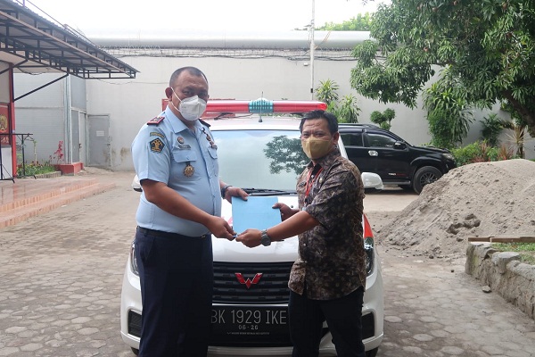 Gubsu Berikan Hibah 1 Unit Mobil Ambulance kepada Kepala Rutan I Medan Kanwil Kemenkumham Sumut