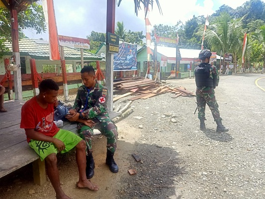 Hadir di Tengah Kesulitan Masyarakat, Satgas Yonif 126/KC Mengobati Warga