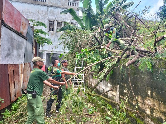 Hidupkan Semangat Bergotong Royong, Sertu Priyanto Beserta Linmas Laksanakan Kerja Bakti