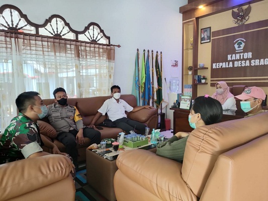 Jaga Sinergitas Wilayah, Babinsa Koramil Tipe B 0808/16 Talun Melaksanakan Komsos Bersama Perangkat Desa