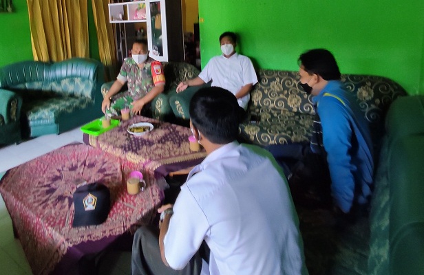 Jalin Keakraban, Babinsa Koramil Tipe B 0808/06 Srengat Melaksanakan Komsos dengan Warga Binaannya