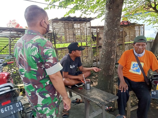 Jalin Keakraban dengan Warga, Babinsa Tunggul Melaksanakan Komsos