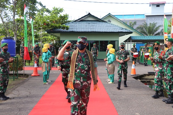 Kasdam XII/Tpr Mengecek Kesiapan Operasi Satgas Pamtas RI-Malaysia Yonif 645/Gty