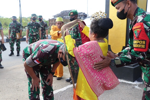 Kasdam XII/Tpr Mengecek Kesiapan Operasi Satgas Pamtas RI-Malaysia Yonif 645/Gty
