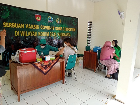 Kodim Solo Menggelar Vaksin Boster Sasar di Pasar Harjodaksino Surakarta
