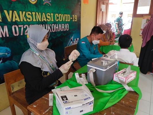 Kodim Sukoharjo Menggelar Vaksinasi Dosis ke-2 bagi Anak Usia 6-11 Tahun