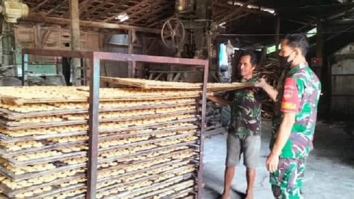 Komsos Interaktif Babinsa Nogosari Memberikan Motivasi ke pelaku UMKM