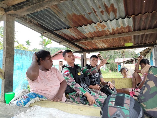 Komsos Kreatif, Satgas Yonif 126/KC Menjalin Silaturahmi Sekaligus Pengobatan Langsung ke Masyarakat