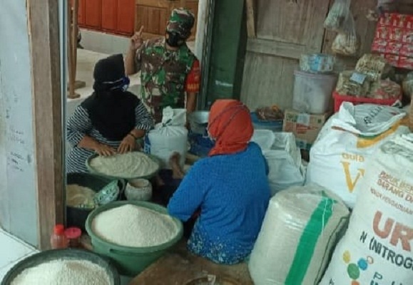 Komsos di Pasar Trantang, Babinsa Selipkan Protokol Kesehatan