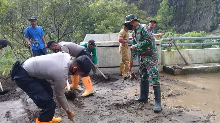 Koramil Cepogo Bersinergi Gotong Royong Membersihkan Jalan Akibat Lumpur