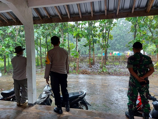 Koramil Klego Mendampingi Pemakaman Sesuai Prokes